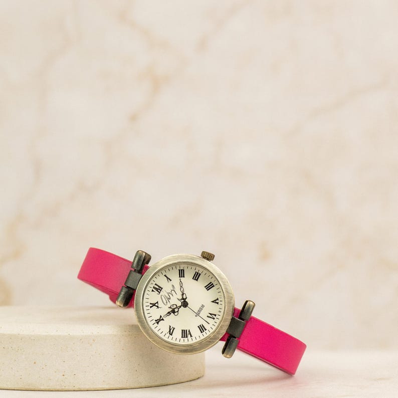 Vintage Women’s Quartz Leather Strap Watch – Classic Analog Retro Fashion Accessory & Elegant Daily Timepiece