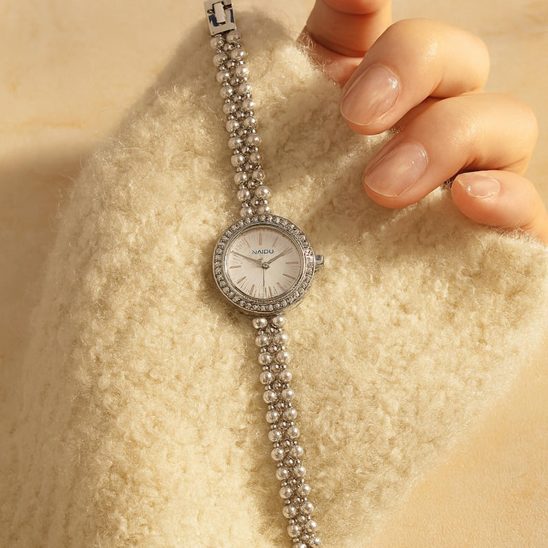 Vintage Women’s Gold Quartz Watch with Roman Numerals – Elegant Classic Dress Timepiece & Collectible Gift