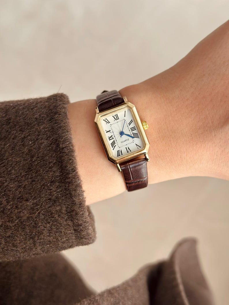 Vintage Women’s Square Quartz Watch with Brown Leather-Style Strap & Roman Numeral White Dial – Elegant Classic Gift for Her
