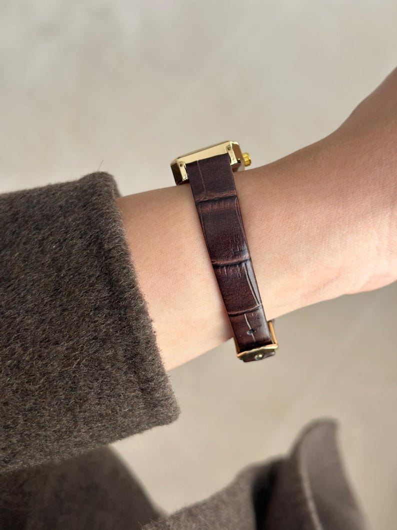 Vintage Women’s Square Quartz Watch with Brown Leather-Style Strap & Roman Numeral White Dial – Elegant Classic Gift for Her