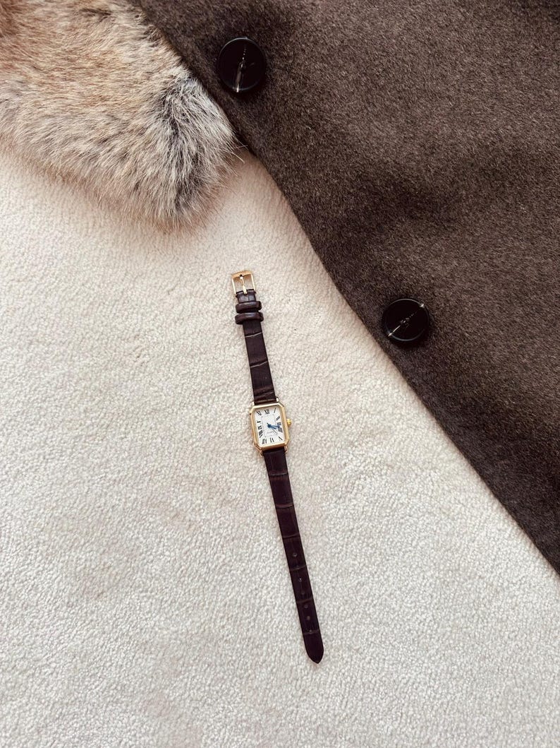 Vintage Women’s Square Quartz Watch with Brown Leather-Style Strap & Roman Numeral White Dial – Elegant Classic Gift for Her