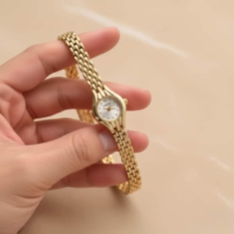 Minimalist Retro Women’s Silver Steel Watch – Timeless Vintage Style Analog Timepiece with Classic Metal Bracelet