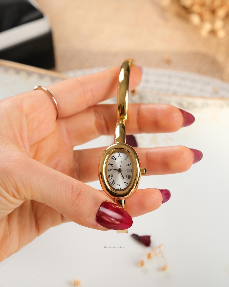 Elegant Women’s Gold Oval Watch with Roman Numeral Dial – Classic Metal Bracelet Timepiece, Perfect Gift for Valentine’s Day, Birthday & Mother’s Day