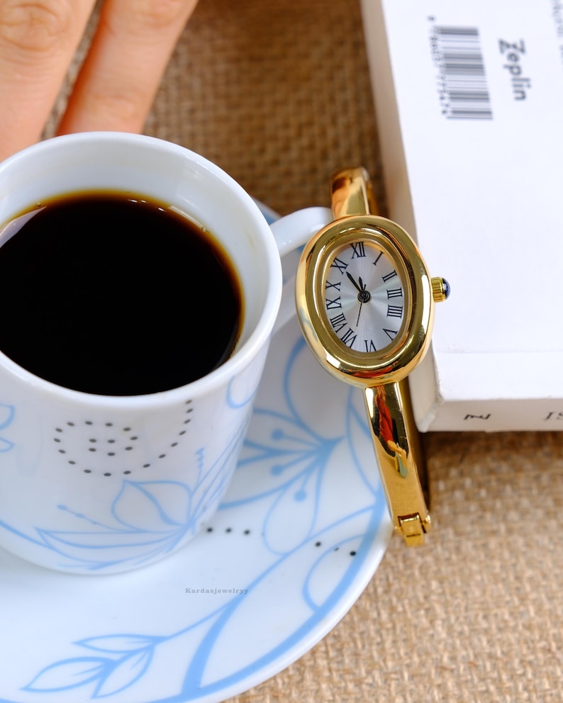 Elegant Women’s Gold Oval Watch with Roman Numeral Dial – Classic Metal Bracelet Timepiece, Perfect Gift for Valentine’s Day, Birthday & Mother’s Day