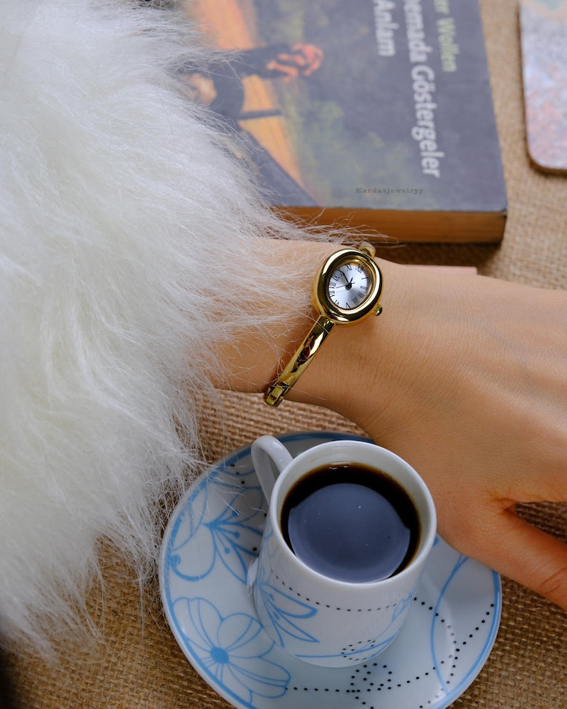 Elegant Women’s Gold Oval Watch with Roman Numeral Dial – Classic Metal Bracelet Timepiece, Perfect Gift for Valentine’s Day, Birthday & Mother’s Day