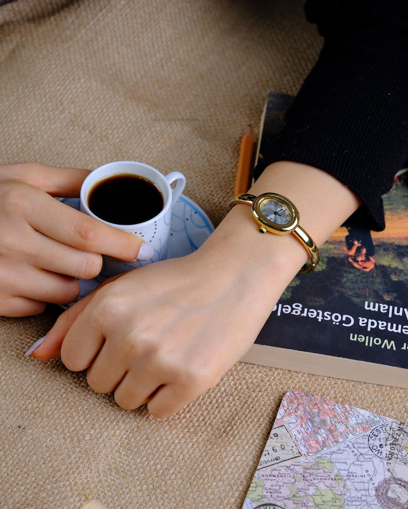 Elegant Women’s Gold Oval Watch with Roman Numeral Dial – Classic Metal Bracelet Timepiece, Perfect Gift for Valentine’s Day, Birthday & Mother’s Day